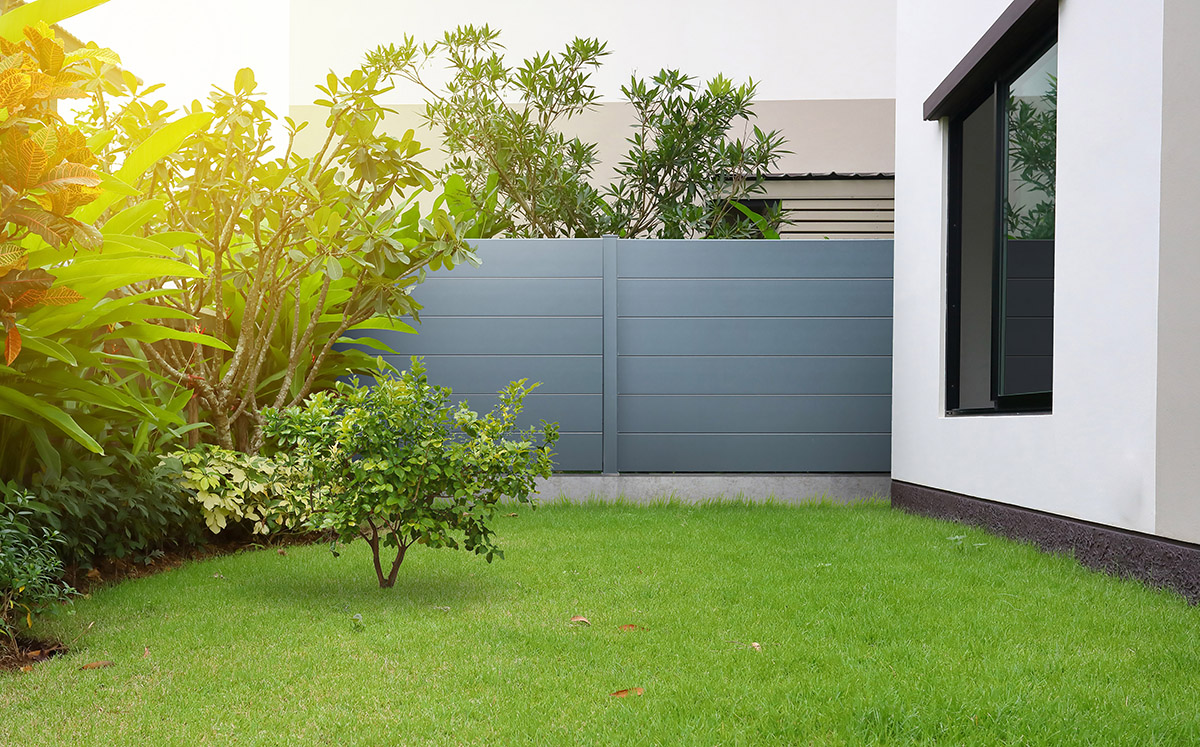 Pourquoi faire réaliser une clôture sur-mesure pour son jardin ?
