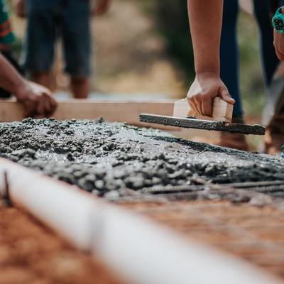 Faut-il un soubassement béton pour poser sa clôture ?