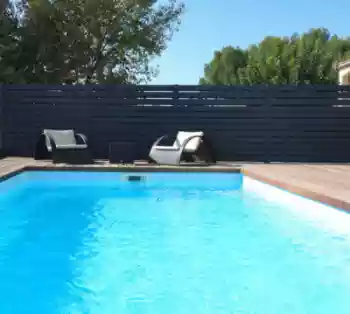 Cloture persienne ajourée piscine