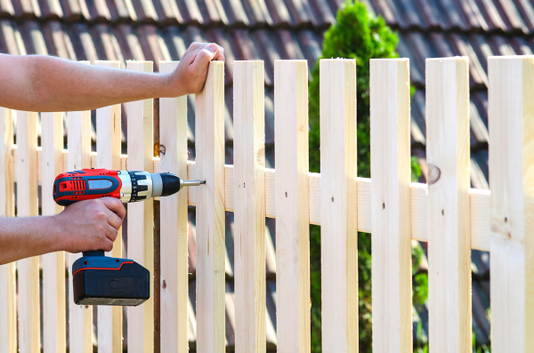 Quel matériau choisir pour sa clôture : avantages et inconvénients ?