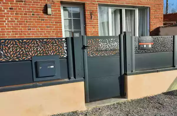 Comment bien intégrer une boîte aux lettres à sa clôture ?