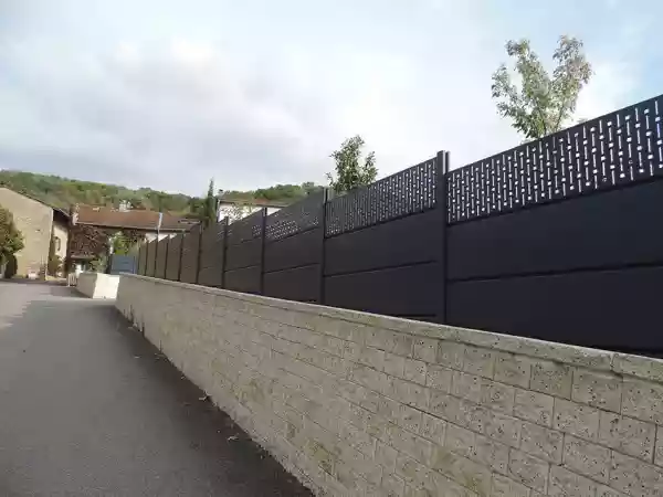 Comment poser une clôture en tôle rapidement ?